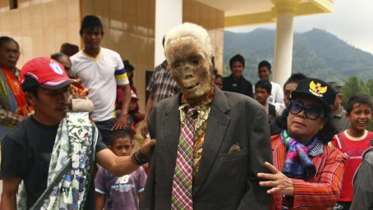 La tribu indonesia que desentierra a sus muertos para cambiarles la ropa y fotografiarse con ellos