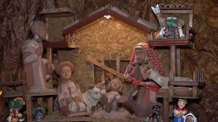Perú: una mujer armó 340 pesebres en su hogar