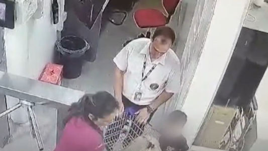 Video: robó en un supermercado con el nene en el changuito