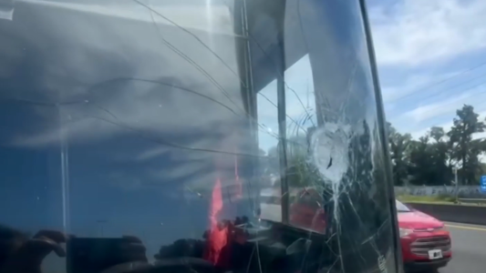 Terror en la autopista: apedrearon a varios vehículos y un chofer terminó herido