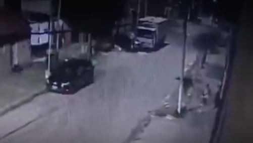 Volvía de trabajar, quedó en medio de un tiroteo narco y lo mataron: incidentes entre familiares y la Policía