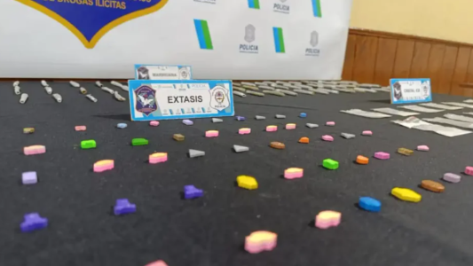 Drogas en una fiesta: secuestraron pastillas con la cara de Bizarrap y Bukele