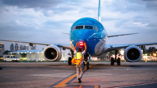 Sigue el impuesto del 7% en pasajes al exterior: el Gobierno extendió el Fondo Nacional del Turismo