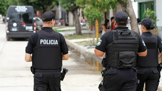 Detuvieron a un hombre por vender drogas: allanaron la casa y descubrieron que tenía a su pareja secuestrada