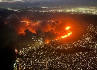 Voraz incendio en California: más de 30 mil evacuados