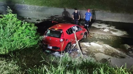 Robó un Uber, volcó durante la persecución y fue detenido tras ocultarse en el patio de un empleado penitenciario