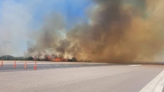 Incendio en los pastizales del Aeropuerto de Ezeiza: los bomberos contuvieron el fuego y los vuelos no fueron afectados