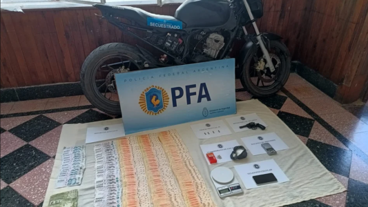 Policía circulaba en su vehículo particular y lo chocó un motociclista que llevaba cocaína