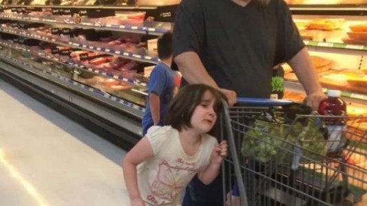 Furia por el padre que paseaba del pelo a una nena en el supermercado