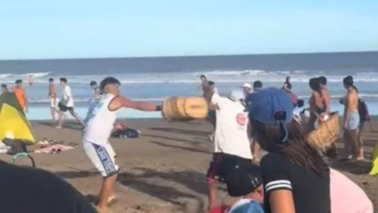 Video: vendedores de churros y chipá se agarraron a los "canastazos" en Villa Gesell