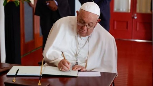 La autobiografía del papa Francisco: un naufragio y un homicidio que lo marcaron a fuego