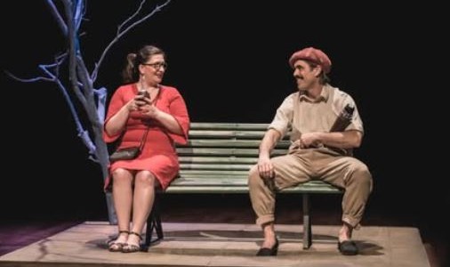 “Enamorarse es hablar corto y enredado”: el banco de una plaza y un mate disparan el amor