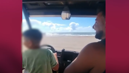 Peligro en la playa: un nene al volante