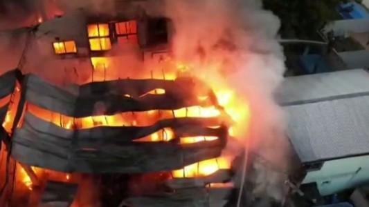 Feroz incendio en un depósito de plásticos en Morón