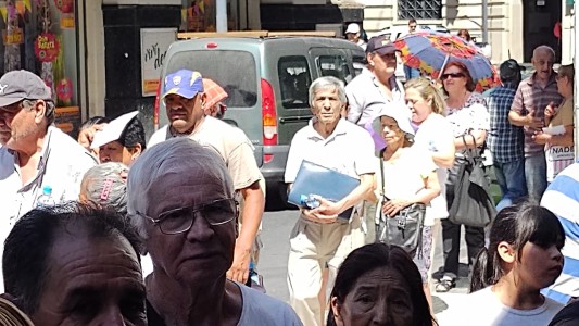 Al rayo del sol: en Córdoba, los jubilados hicieron largas filas y no pudieron cobrar sus haberes por una caída del sistema