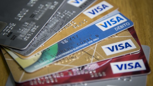 El Banco Central habilitó los pagos con tarjeta de débito en dólares