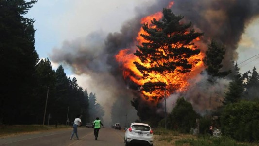El incendio en Bariloche está fuera de control y ya se consumieron más de 4.400 hectáreas de bosque