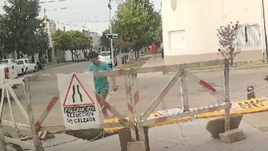 Es ciego y cayó en un pozo mal señalizado