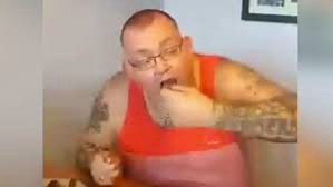 El padre "caníbal" que horroriza las redes sociales: cocinó y se comió la placenta de su esposa