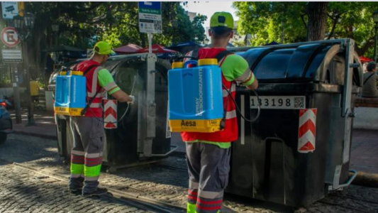 Para evitar el mal olor, en la Ciudad rocían contenedores de basura con fragancia a limón