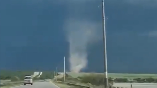 Video: viento, lluvia y remolinos en La Pampa