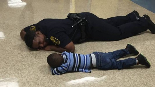 Foto viral: el policía que se tiró al suelo para consolar a un nene