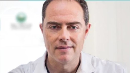 Escape desesperado: el detenido por trata y explotación sexual de su pareja es un reconocido cirujano plástico de San Juan