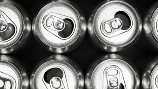 El truco viral para aumentar la señal del WiFi solo con latas de gaseosa