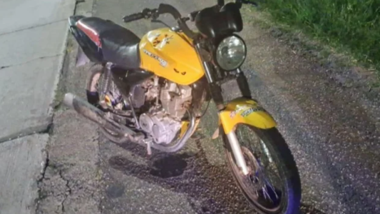 Una pareja llevaba a una bebé en moto, la manta que la envolvía se enredó con la rueda y le arrancó una pierna