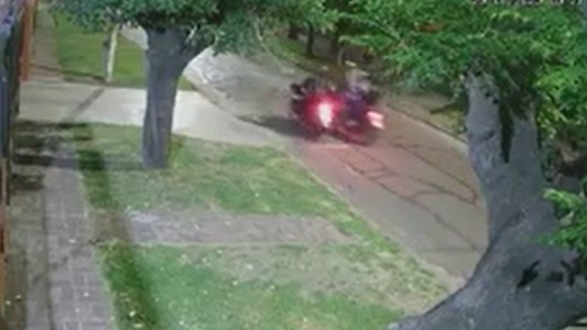 Un policía de la Ciudad mató a un ladrón e hirió a otro que intentaron robarle la moto en Moreno