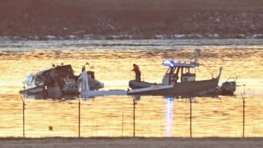 Tragedia aérea en Washington: un avión y un helicóptero chocaron en el aire y cayeron al río Potomac