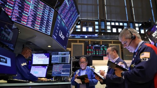 Sigue la recuperación en los mercados y el riesgo quedó a un paso de perforar los 600 puntos