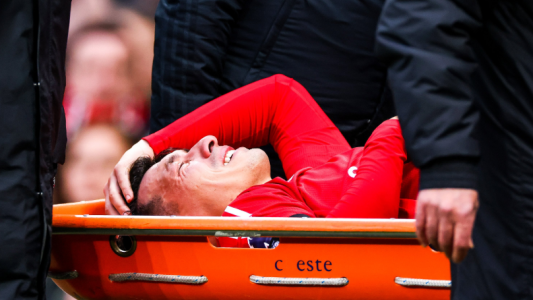 Lisandro Martínez salió lesionado y encendió las alarmas tras la derrota del Manchester United
