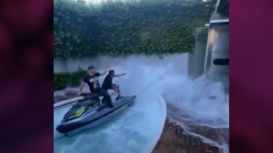 Descontrol en una pileta: alcohol, bengalas y una moto de agua