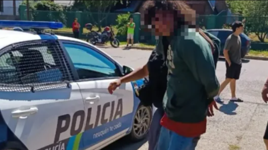 Los vecinos quisieron lincharlo por robar comida y bebidas de un comerci: lo salvó la Policía