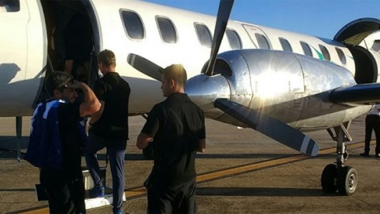 Susto en el avión de Racing: se le abrió la puerta en pleno despegue