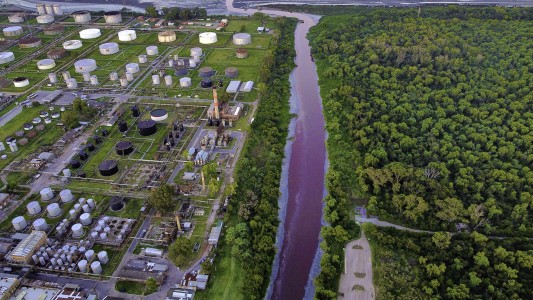 Misterio y sorpresa en Sarandí: el arroyo se tiñó de rojo