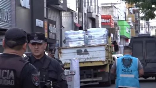 Operativo por "manteros" en Flores: más de 500 policías y 49 allanamientos