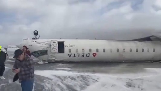 Un avión de pasajeros se estrelló al intentar aterrizar en Canadá: al menos ocho heridos