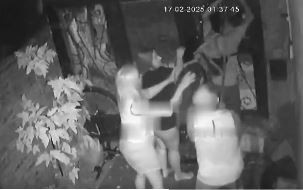 Video: Una familia evitó el robo de una bicicleta atacando al delincuente a palazos