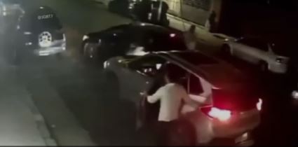 Barracas: delincuentes armados intentaron robar una camioneta, el conductor retrocedió y atropelló a su primo