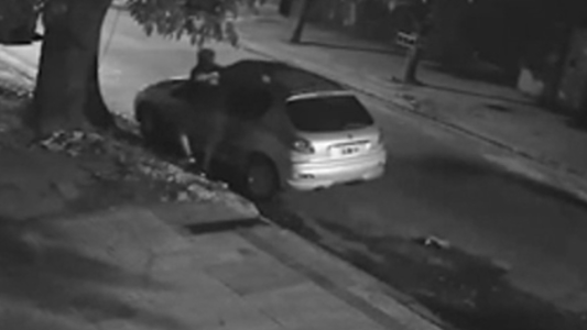 Videos: en pocos segundos dos ladrones le sacaron el techo a un auto