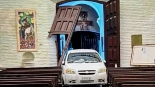 Video: se metió con el auto adentro de la iglesia