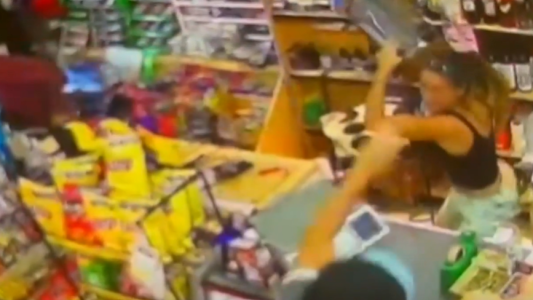 Asaltaron a una almacenera y ella se defendió con un tacho de basura