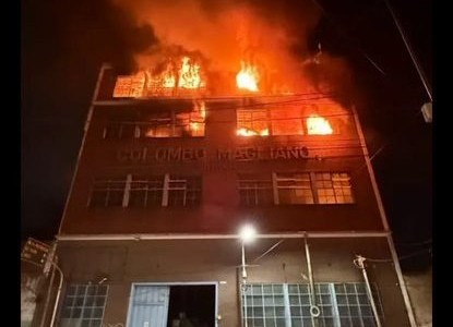 Un voraz incendio hizo explotar y desmoronarse un galpón en Avellaneda