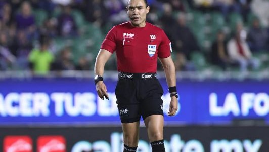 Un árbitro mexicano fue sancionado por pedirle un autógrafo a Messi en la Concacaf Champions League