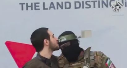 Un rehén israelí fue forzado a besar a dos terroristas de Hamas antes de ser liberado en Gaza