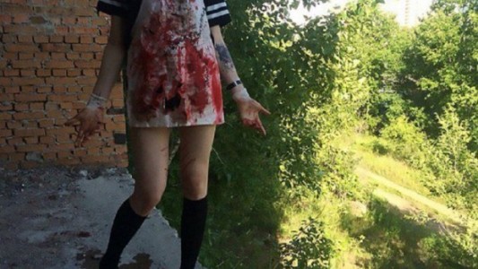 Detienen a adolescente rusa por sacarle el corazón a un gatito y crucificar a cachorro de perro