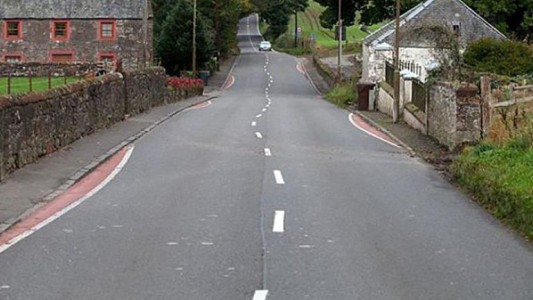 Pintan líneas curvas en una ruta recta para evitar el exceso de velocidad