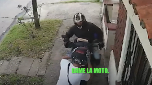 Hablaba sobre los robos y le robaron